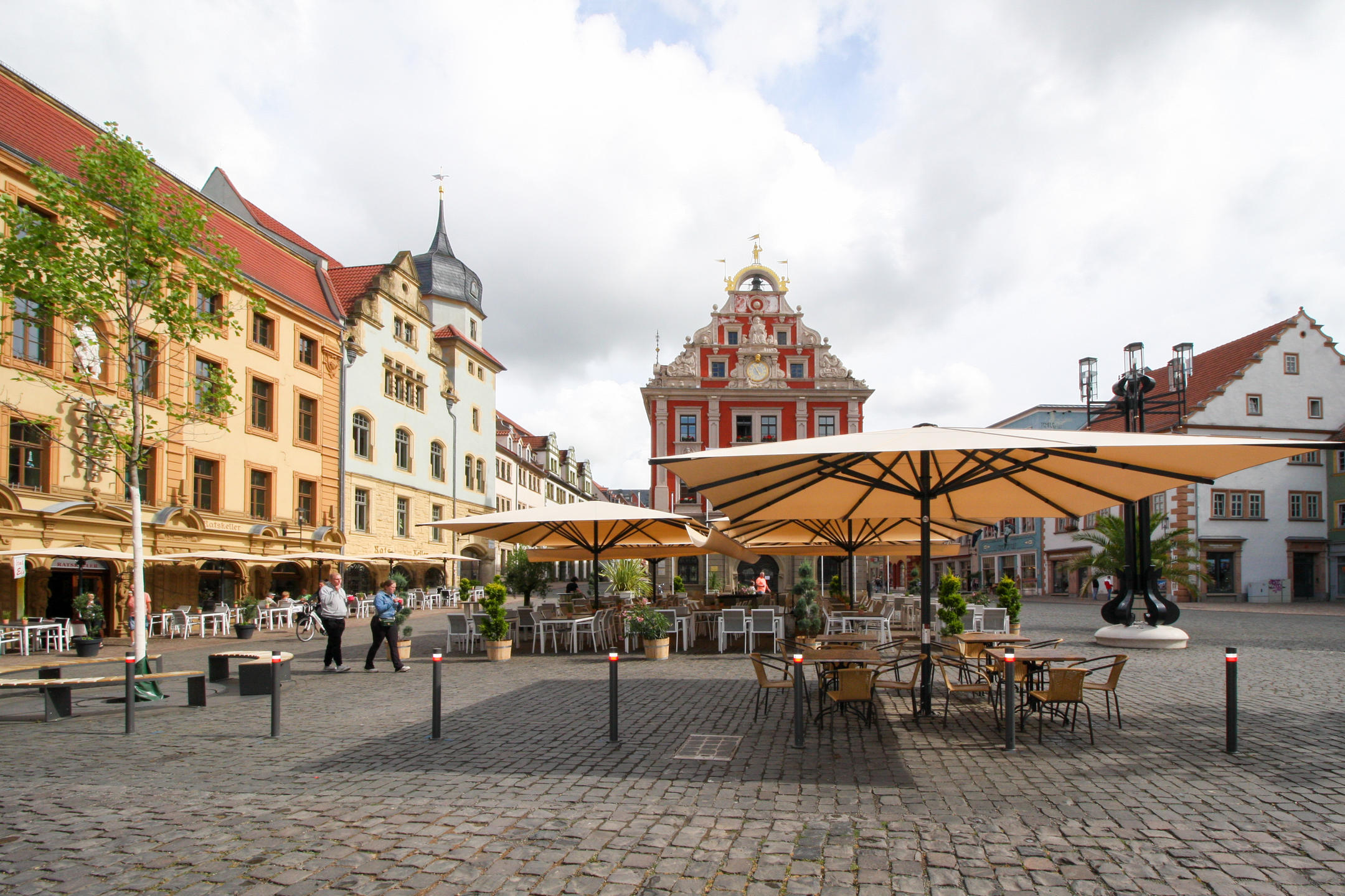 Patio mit beige parasols